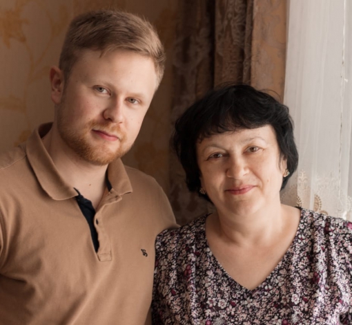 Олег с мамой, Надеждой Геннадьевной. Теперь у нее есть личный доктор.